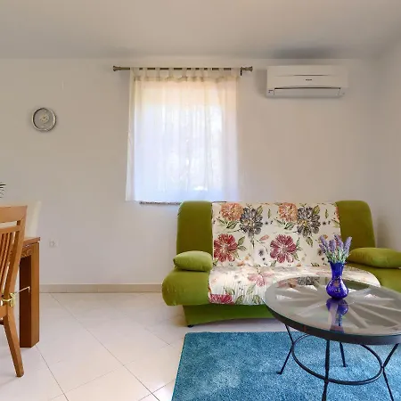 Holiday home Carla - Lbn429 By Interhome *