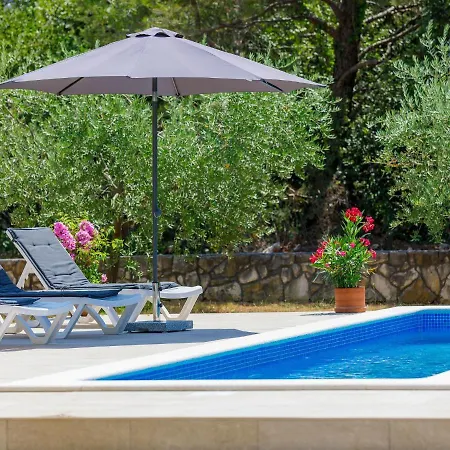 Holiday home Carla - Lbn429 By Interhome